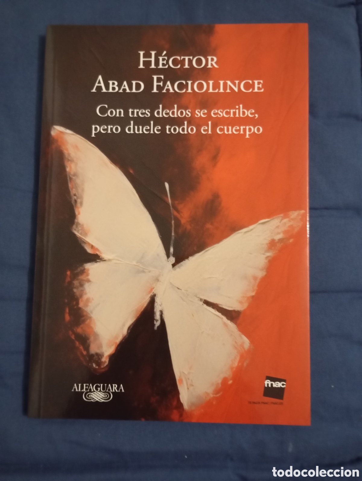 Libros de segunda mano: CON TRES DEDOS SE ESCRIBE, PERO DUELE TODO EL CUERPO - H&Eacute;CTOR ABAD FACIOLINCE