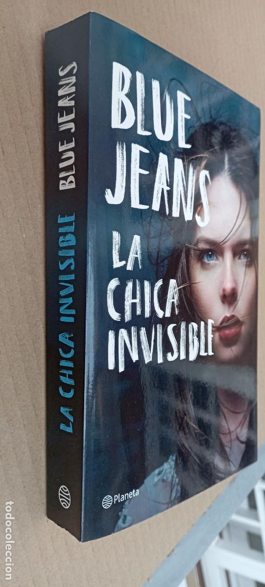 Libros de segunda mano: PLI - LA CHICA INVISIBLE - BLUE JEANS - 1&ordf; EDICI&Oacute;N 2018 PLANETA - COMO NUEVO