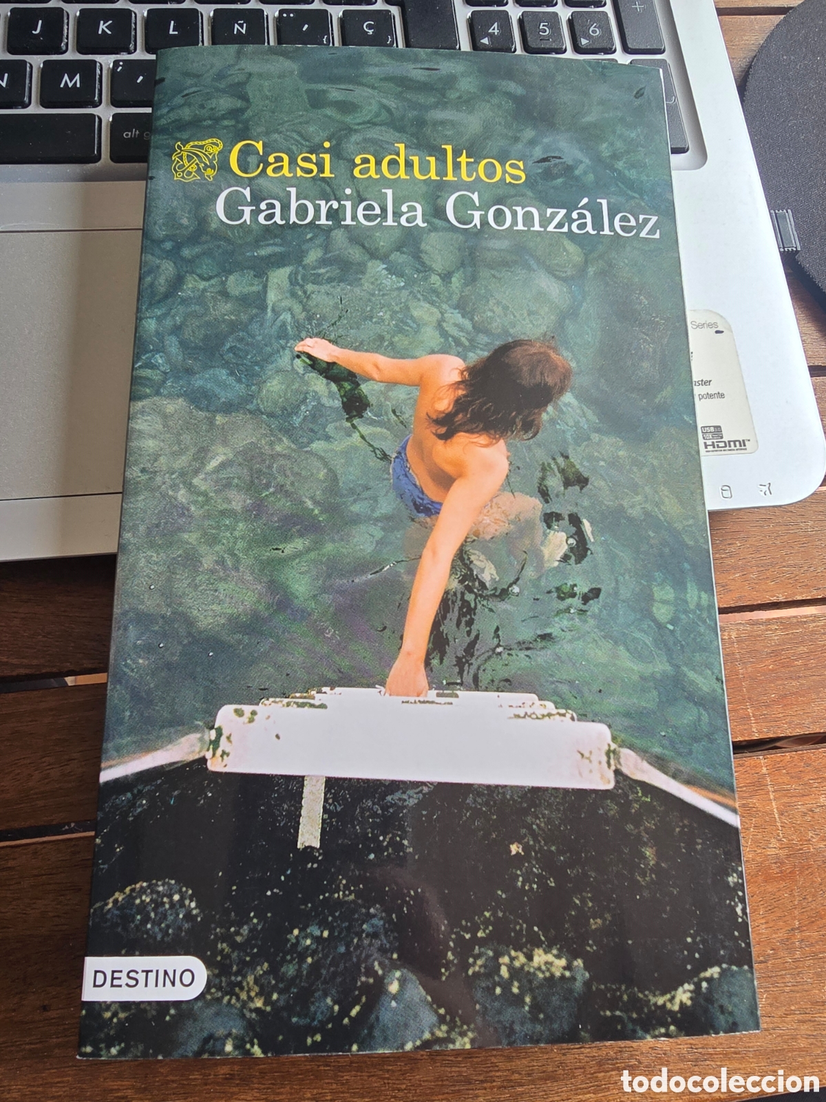 Libros de segunda mano: Casi adultos Gabriela Gonz&aacute;lez Editorial DESTINO 2026 ficcion autobiografica Lugo Cuentos relatos