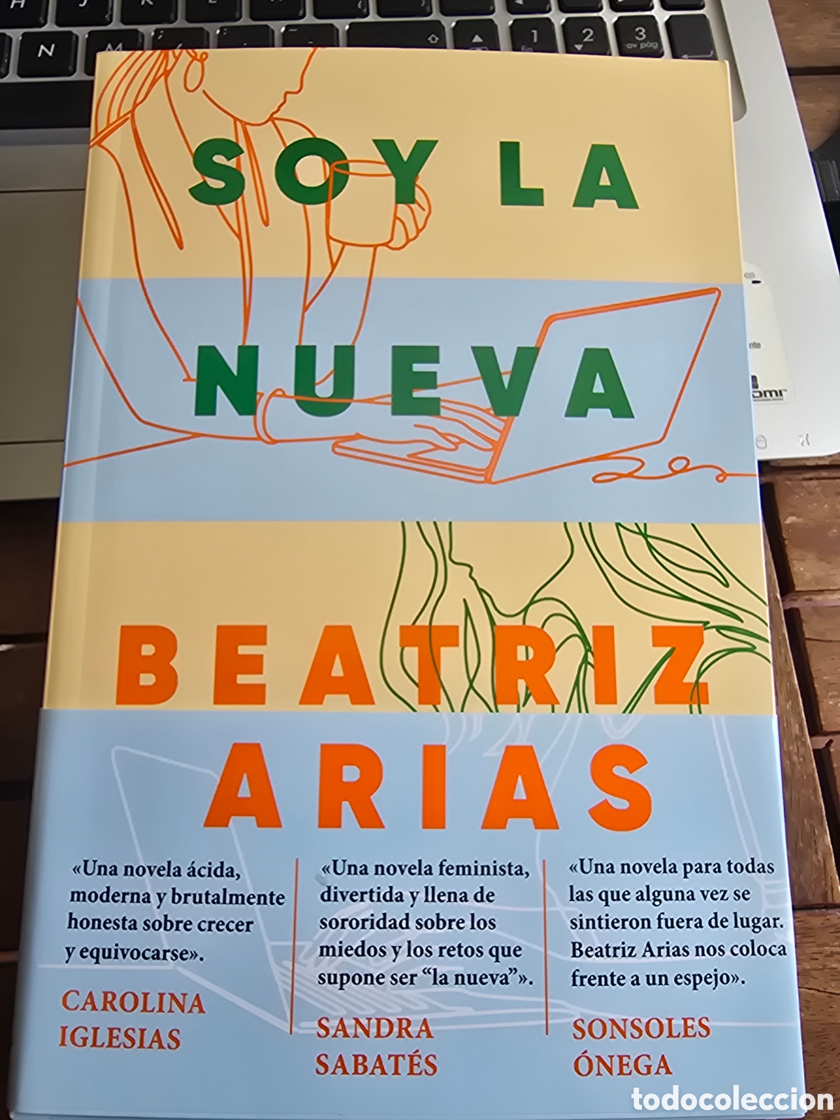 Libros de segunda mano: Soy la nueva Beatriz Arias Editorial ESPASA CALPE 2026 Novela sobre estilos de vida contemporaneos