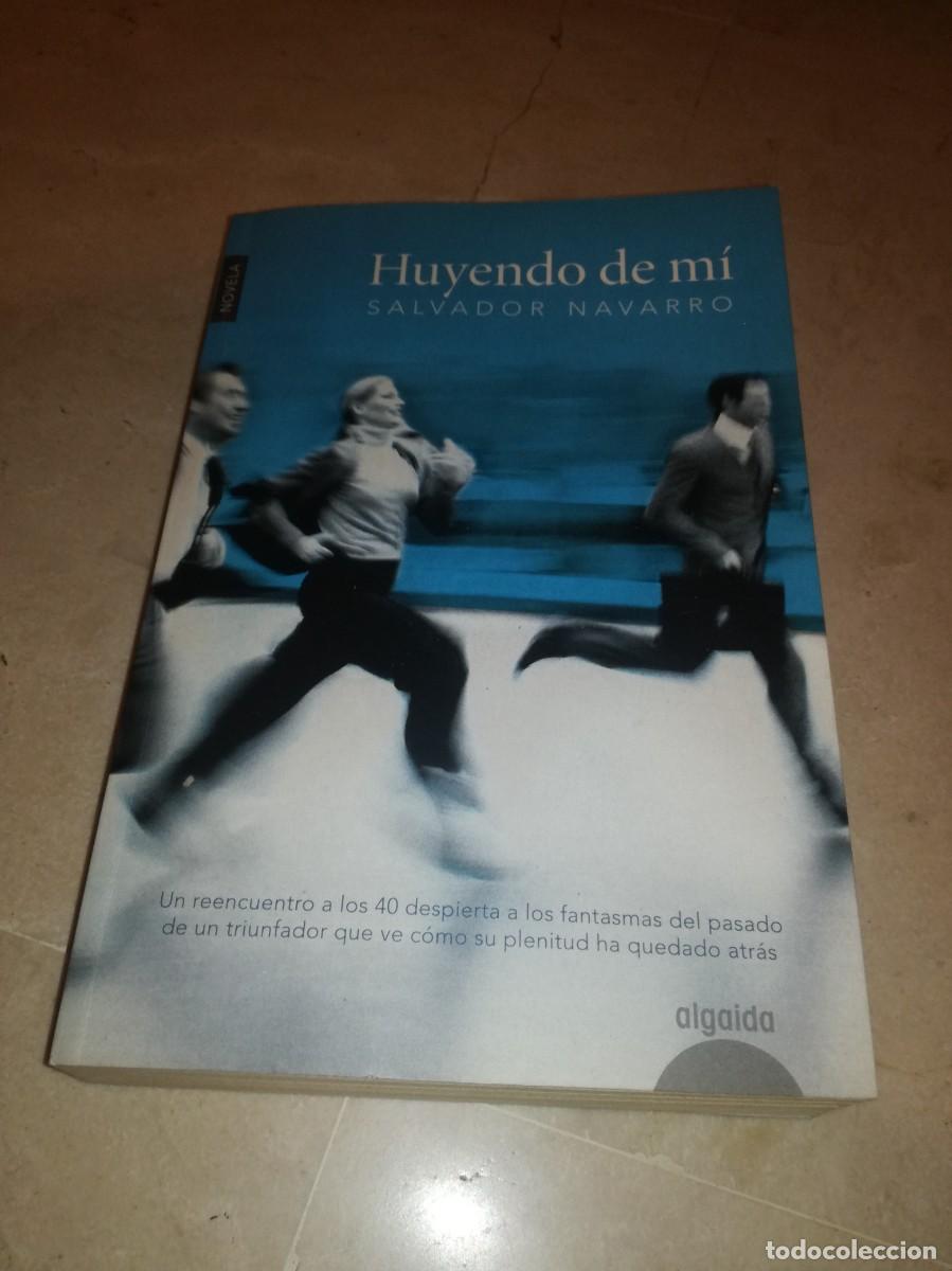 Libros de segunda mano: HUYENDO DE M&Iacute;-SALVADOR NAVARRO-414 PAGS