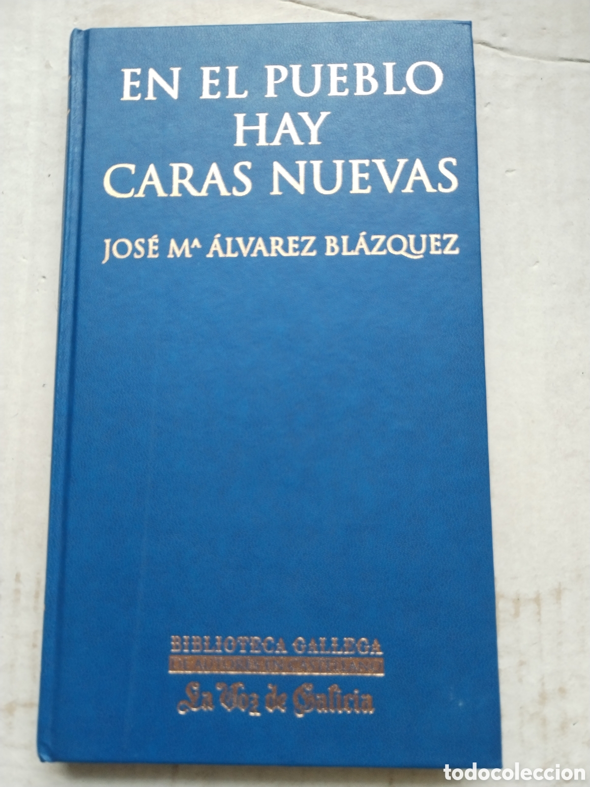 Libros de segunda mano: EN EL PUEBLO HAY CARAS NUEVAS/JOS&Eacute; MARIA &Aacute;LVAREZ BLAZQUEZ
