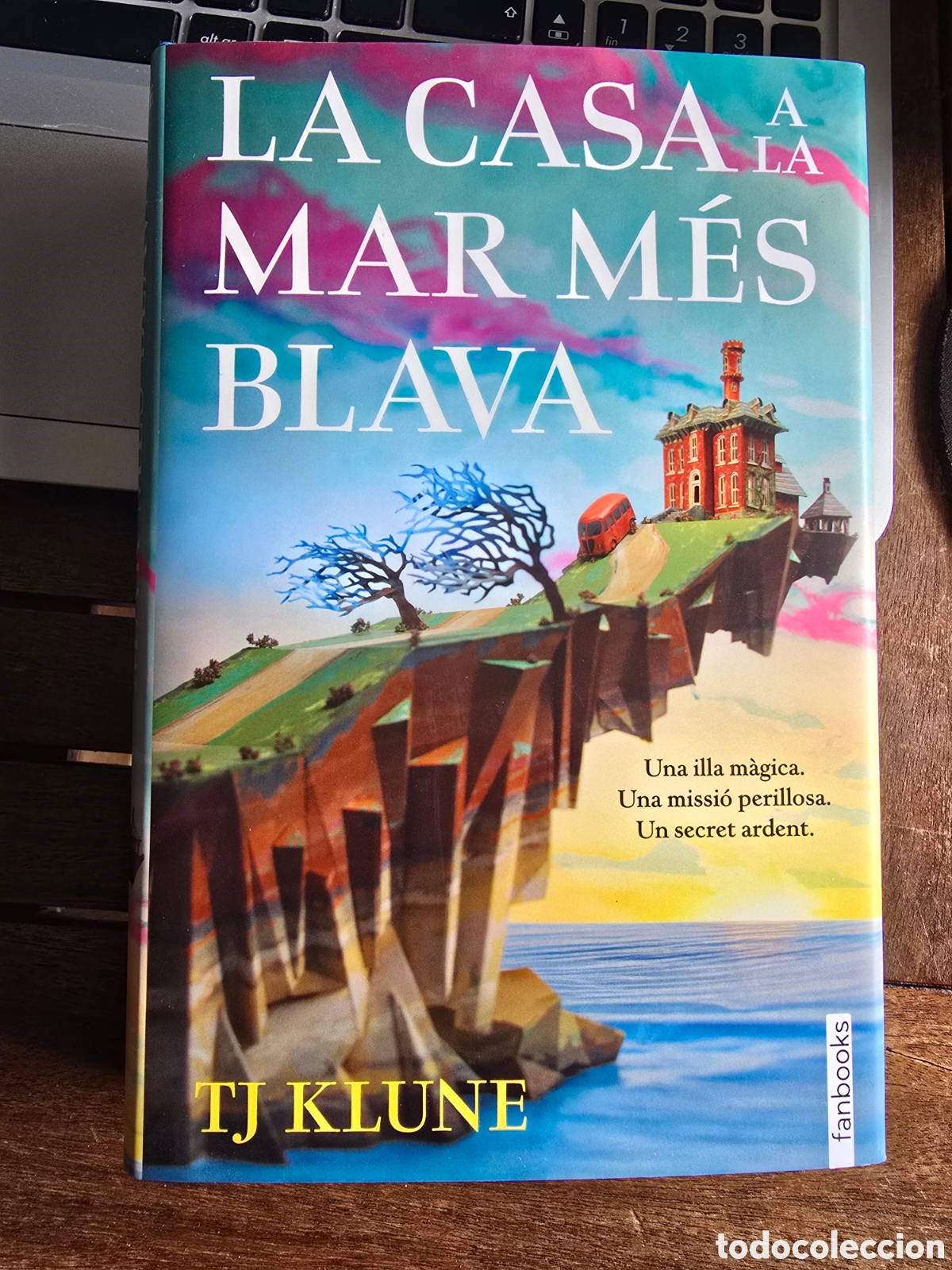 Libros de segunda mano: La casa a la mar m&eacute;s blava Klune, T J Editorial FANBOOKS 2026 CATAL&Aacute;N