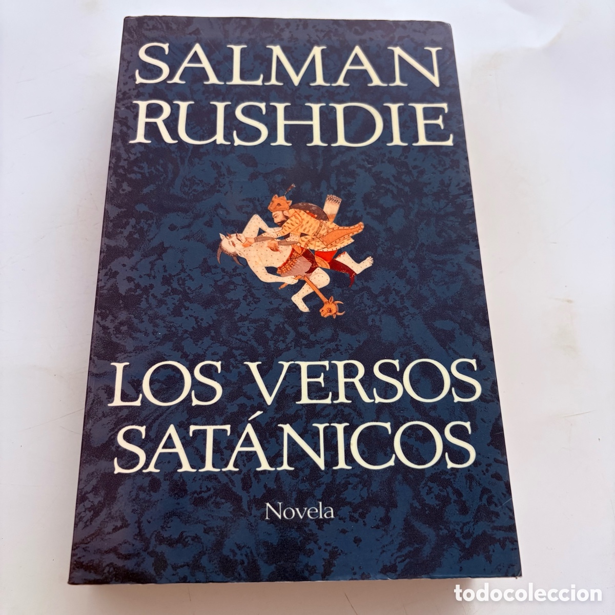 Libros de segunda mano: LIBRO LOS VERSOS SATANICOS SALMAN RUSHDIE PRIMERA EDICION DE 1989