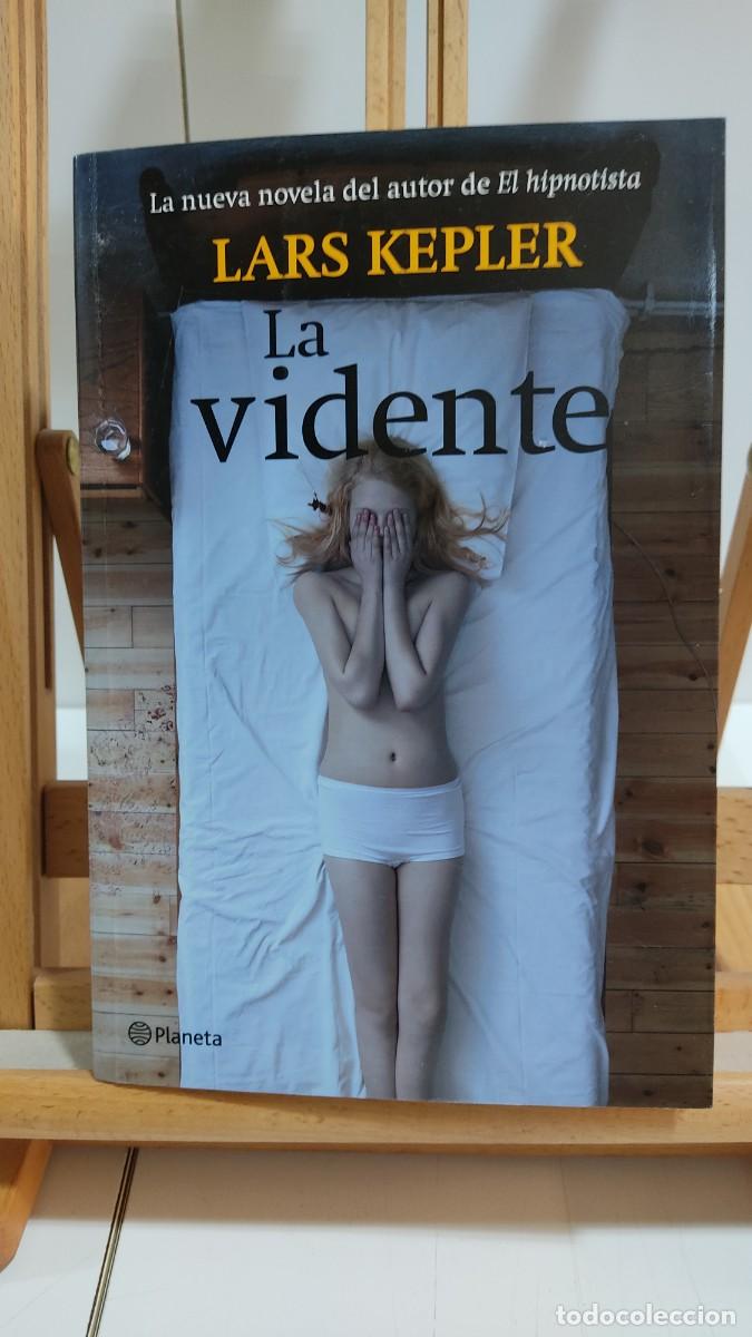 Libros de segunda mano: 1180 LA VIDENTE, LARS KEPLER, PLANETA, TAPA BLANDA, 1&ordf; EDICION 09/201