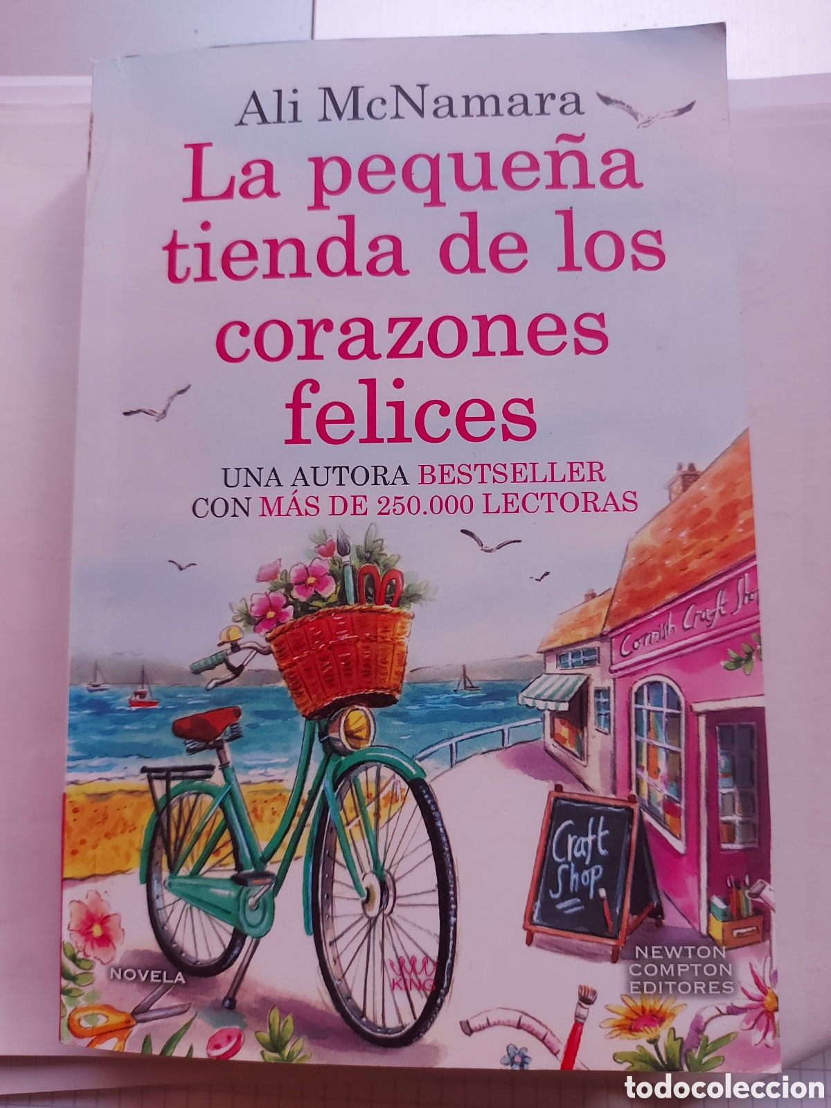 Libros de segunda mano: LA PEQUE&Ntilde;A TIENDA DE LOS CORAZONES FELICES. ALI MCNAMARA