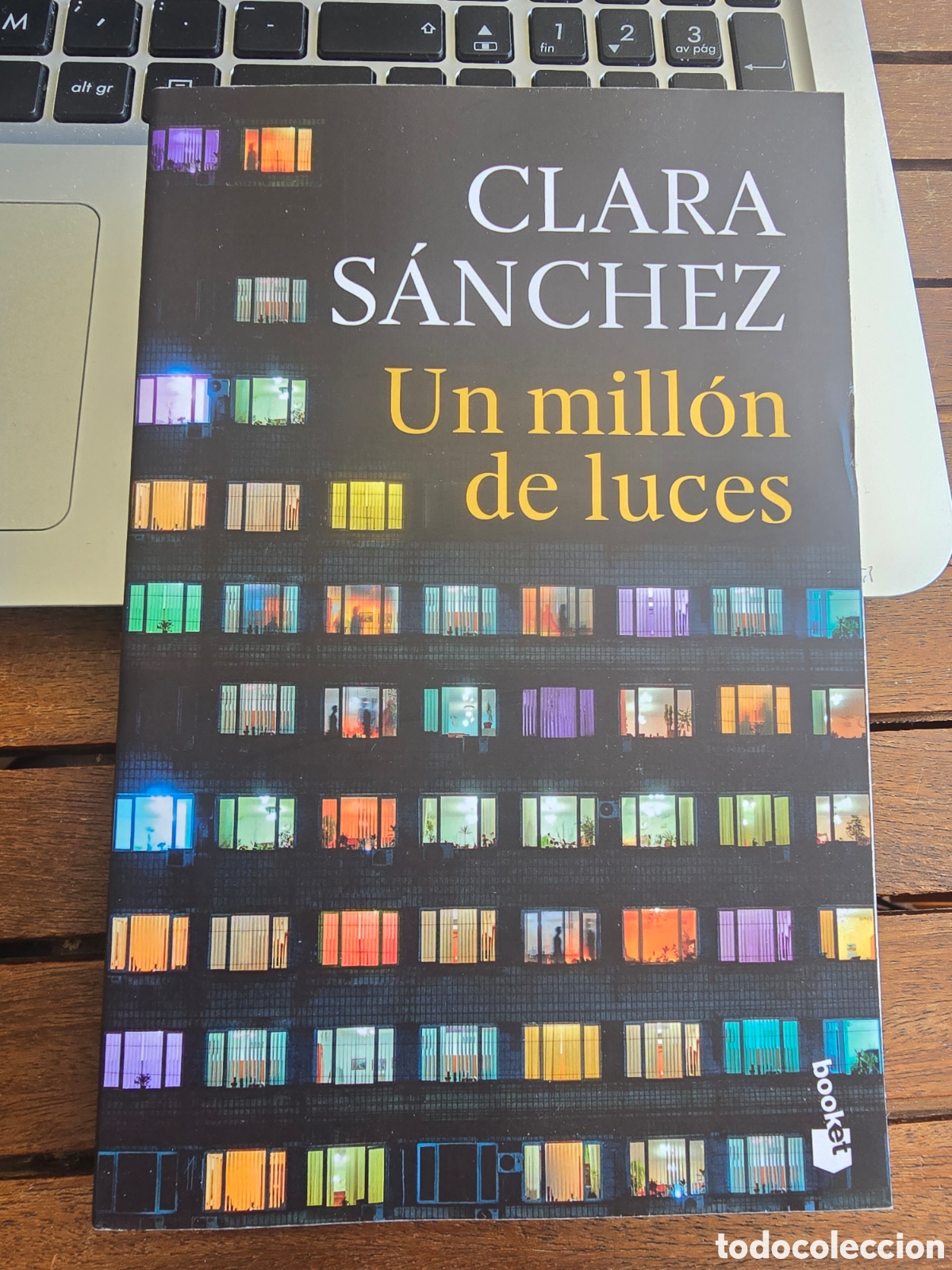 Libros de segunda mano: Un mill&oacute;n de luces CLARA S&Aacute;NCHEZ Editorial BOOKET 2026 novela