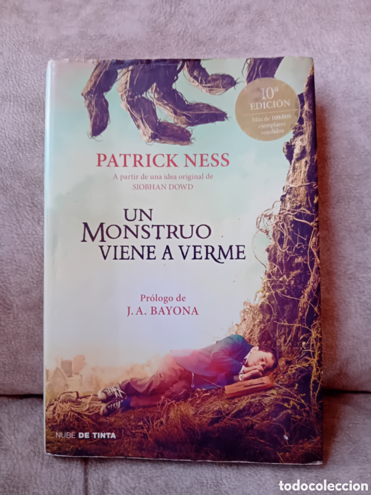 Libros de segunda mano: Libro Un Monstruo Viene a Verme -Patrick Ness- Pr&oacute;logo J.A. Bayona