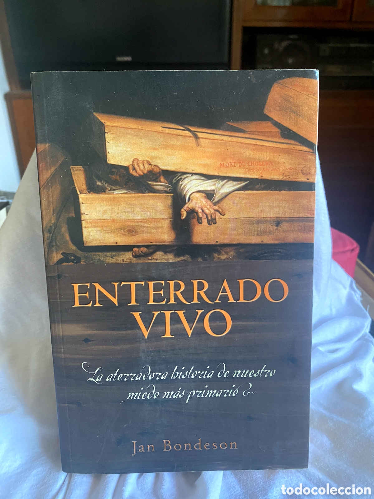 Libros de segunda mano: Enterrado vivo. La aterradora historia de nuestro miedo m&aacute;s primario. Jan Bondeson (PEDIDO MINIM 10&euro;