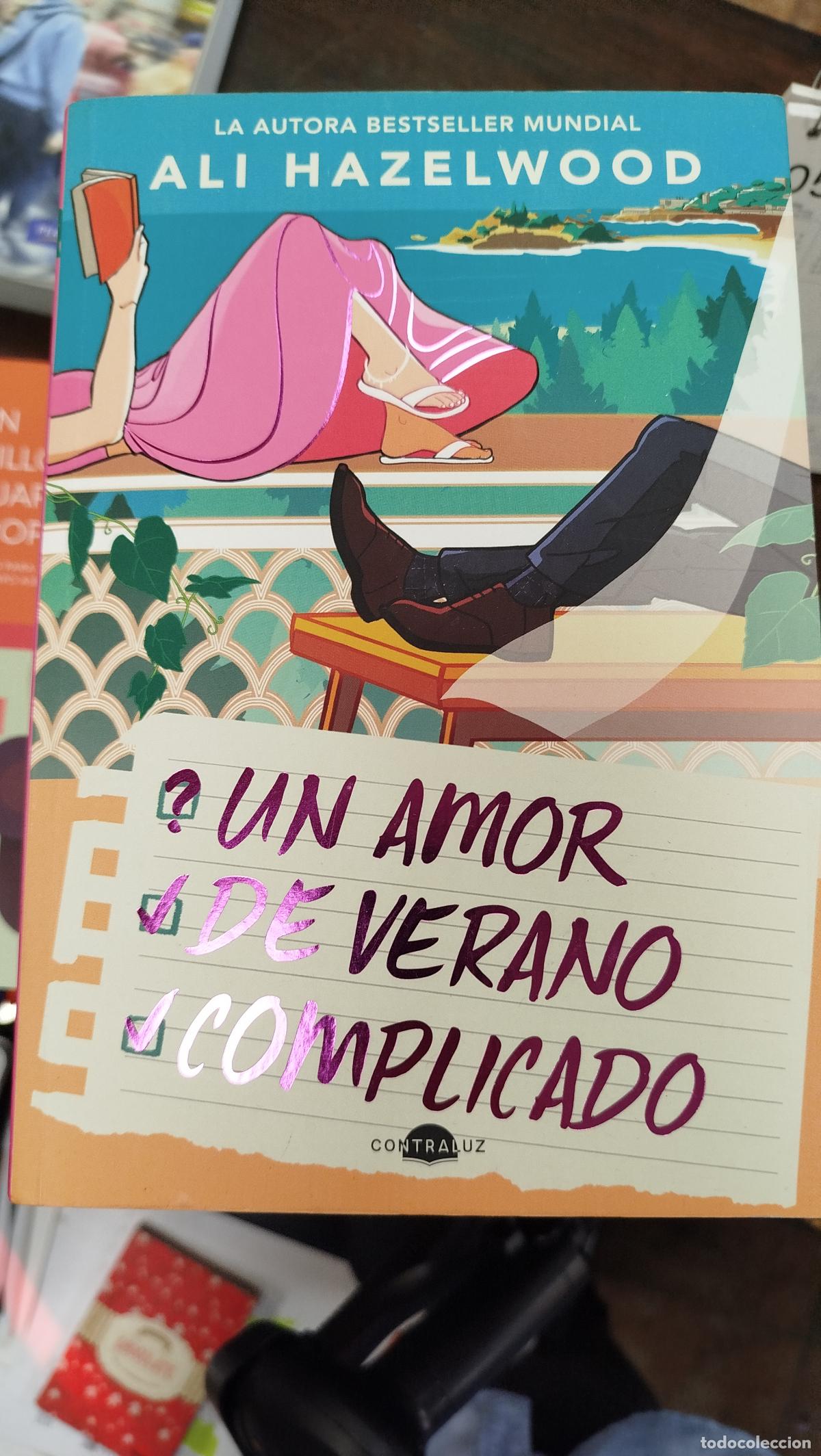 Libros de segunda mano: ALI HAZELWOOD - UN AMOR DE VERANO COMPLICADO