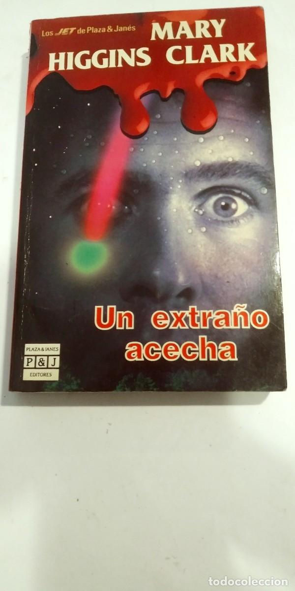 Libros de segunda mano: Un extra&ntilde;o acecha Mary Higgins Clark