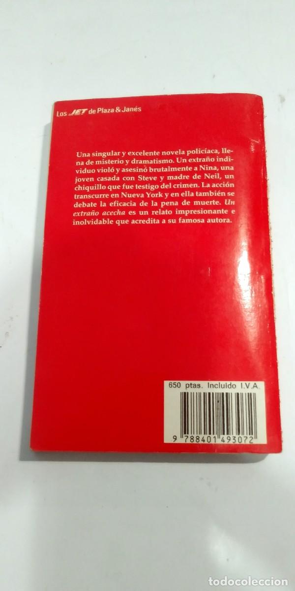 Libros de segunda mano: Un extra&ntilde;o acecha Mary Higgins Clark - Foto 2