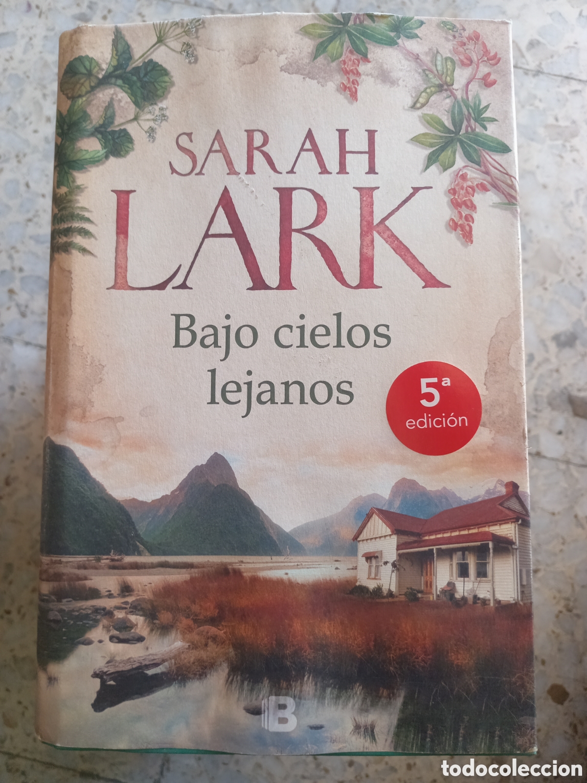 Libros de segunda mano: BAJO CIELOS LEJANOS SARAH LARK