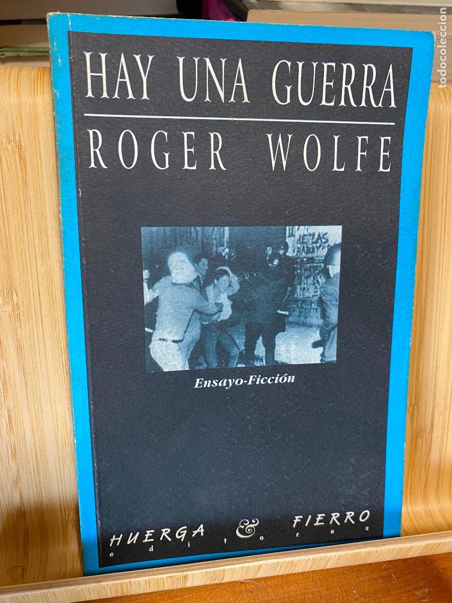 Libros de segunda mano: HAY UNA GUERRA. ROGER WOLFE. EDITORIAL HUERGA & FIERRO