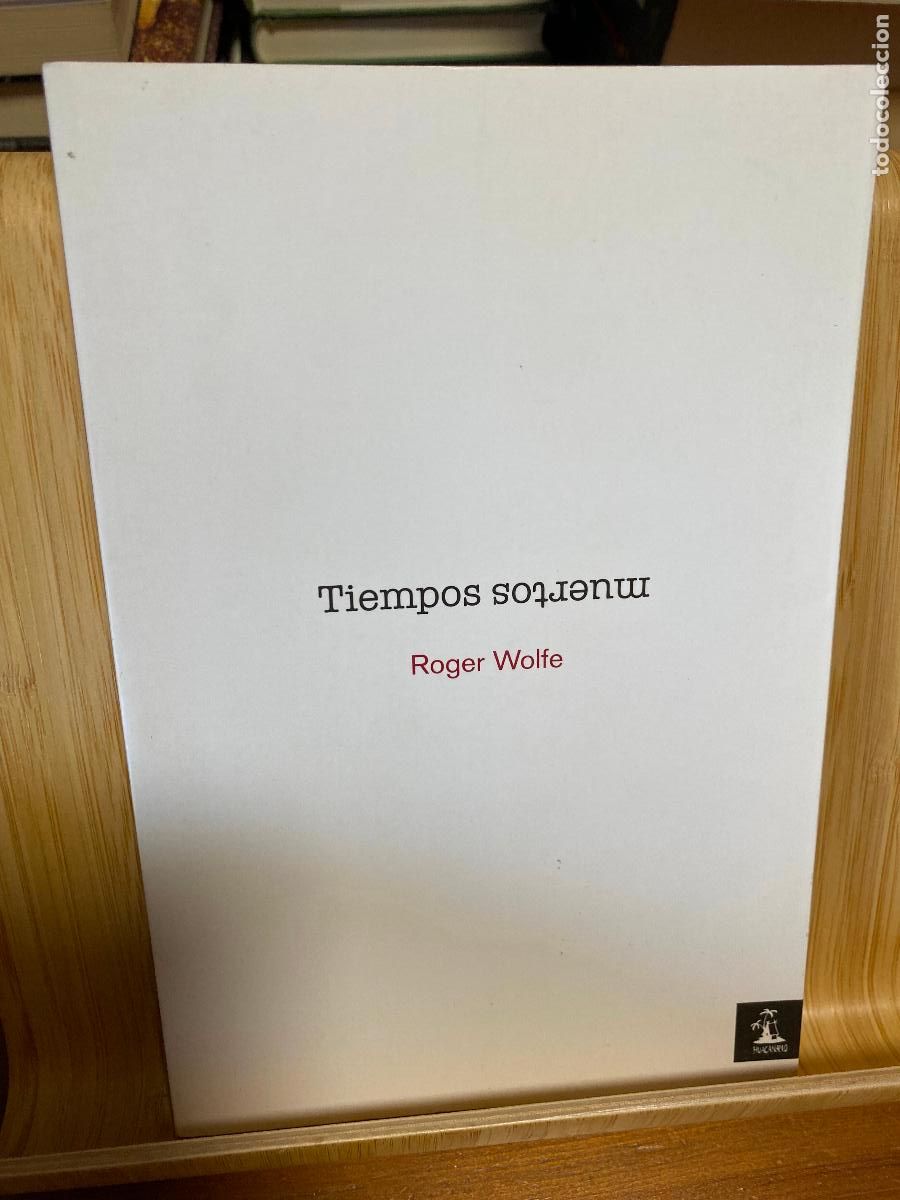 Libros de segunda mano: TIEMPOS MUERTOS. ROGER WOLFE. EDITORIAL HUAC&Aacute;MANO