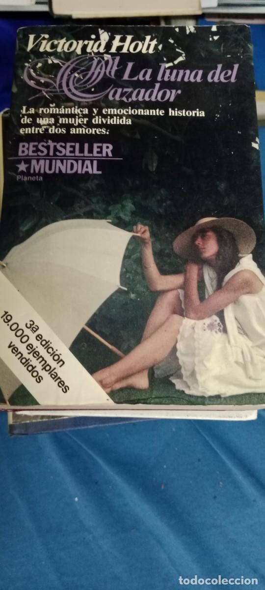 Libros de segunda mano: LA LUNA DEL CAZADOR - VICTORIA HOLT- LIBRO CU-02