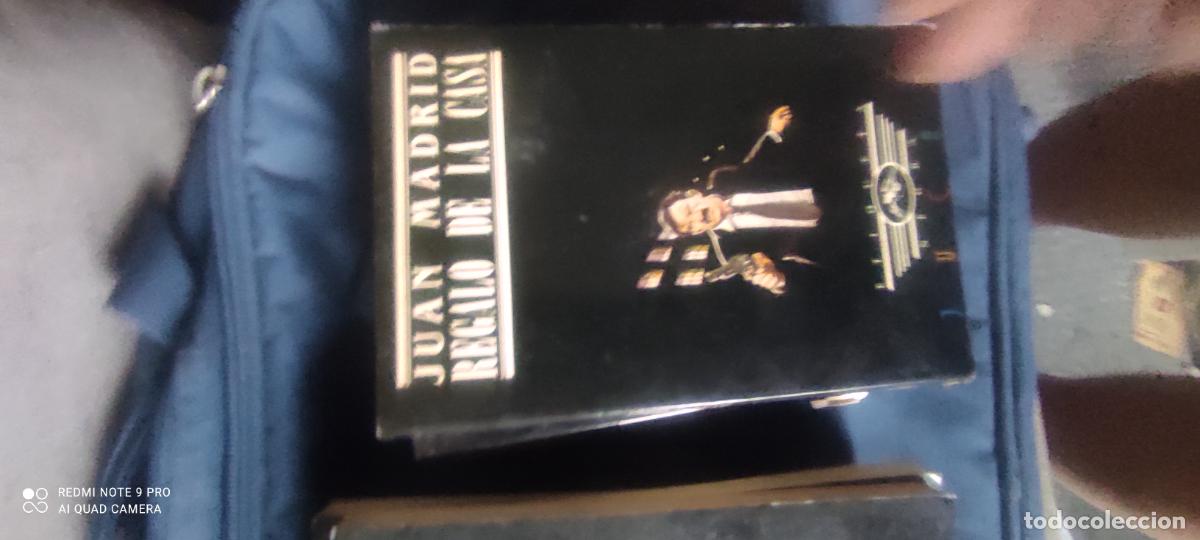Libros de segunda mano: REGALO DE LA CASA. /JUAN MADRID. -ED. EDICIONES JUCAR,