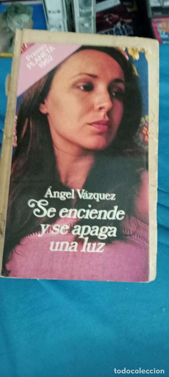 Libros de segunda mano: SE ENCIENDE Y SE APAGA UNA LUZ / &Aacute;NGEL V&Aacute;ZQUEZ LIBRO GG-DNI