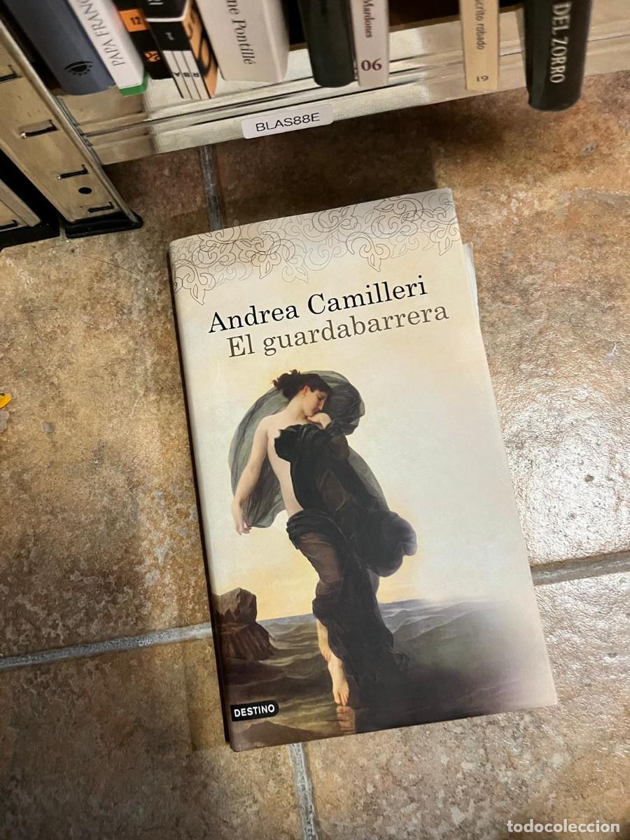 Libros de segunda mano: BLAS88E &ndash; El guardabarrera &ndash; Andrea Camilleri &ndash; Destino.