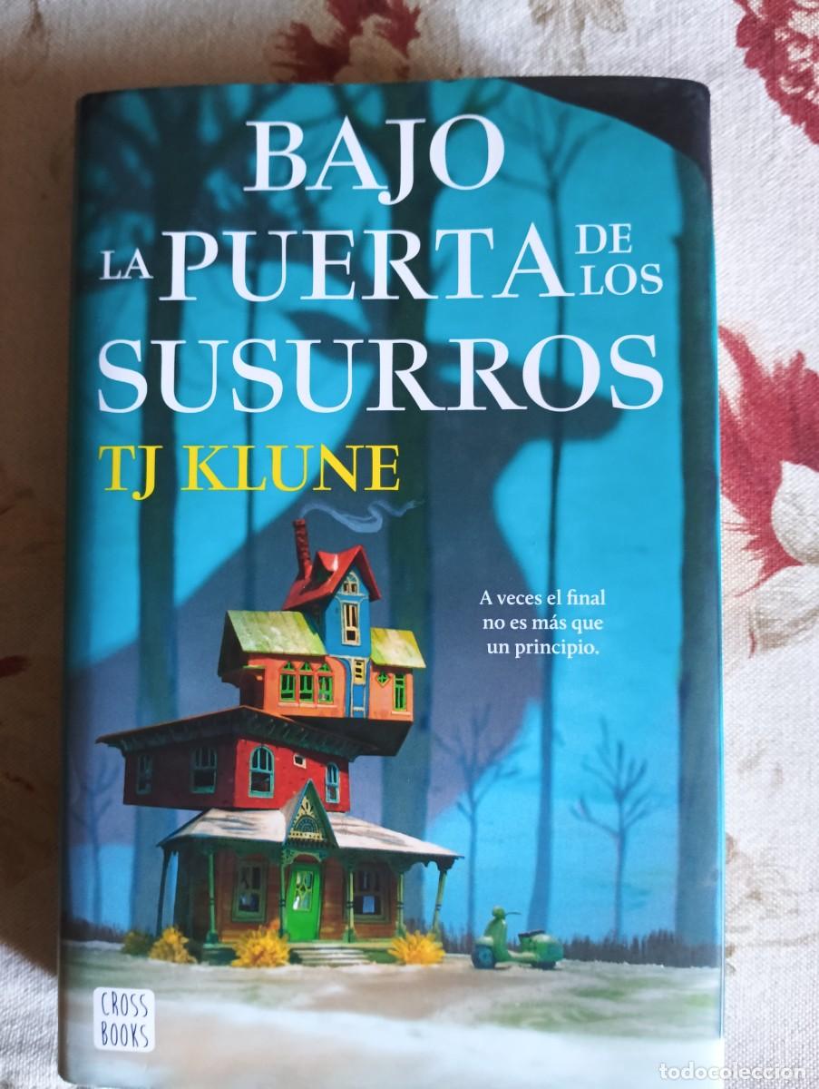 Libros de segunda mano: Bajo la puerta de los susurros.-TJ KLUNE.