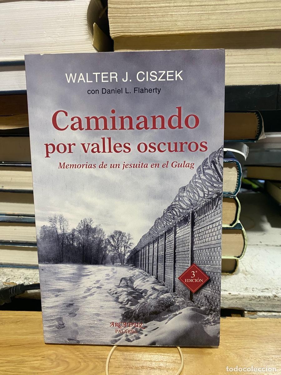 Libros de segunda mano: CAMINANDO POR VAYES OSCUROS. WALTER J. CISZEK, EDT. ARCADUZ
