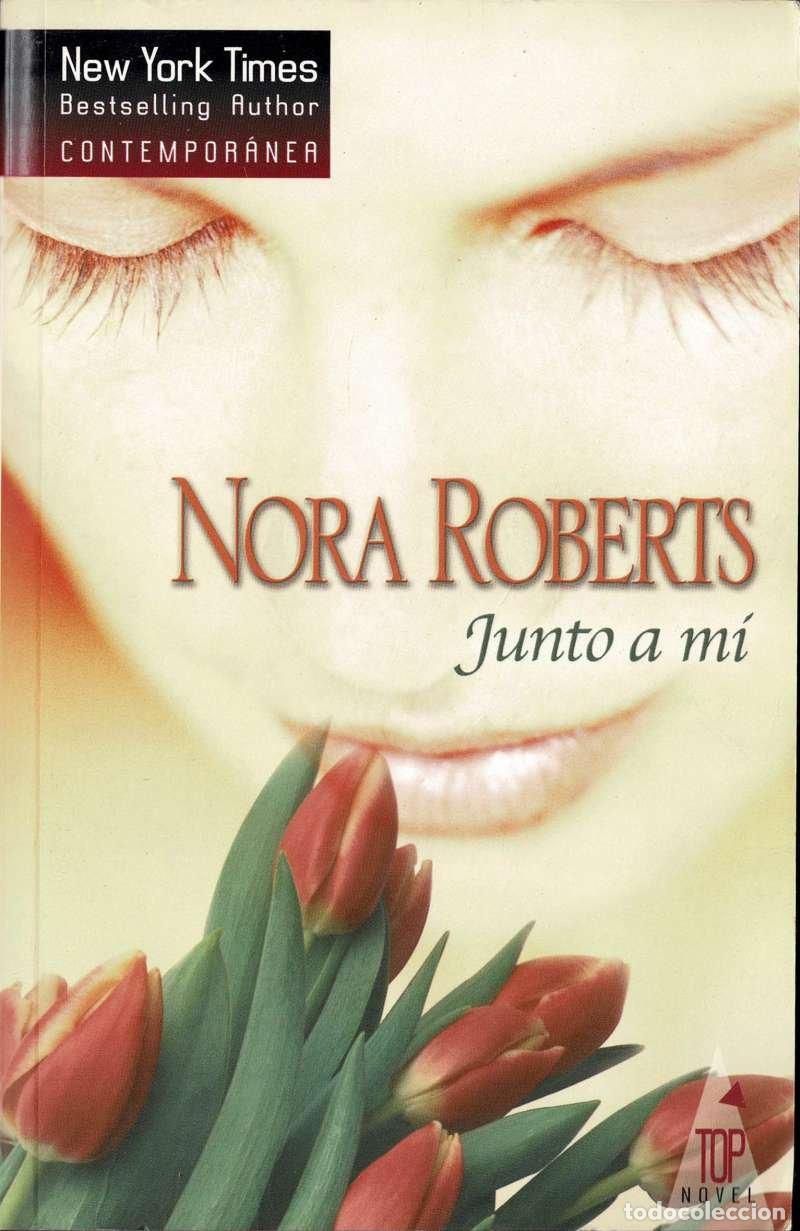 Libros de segunda mano: Junto a m&iacute; - Nora Roberts - Foto 1
