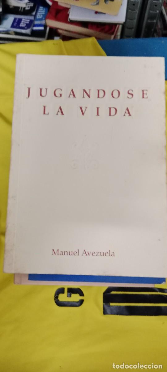 Libros de segunda mano: JUGANDOSE LA VIDA MANUEL AVEZUELA LIBRO GG-FCB