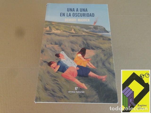 Libros de segunda mano: MADDEN, Deirdre: Una a una en la oscuridad (Trad:Regina L&oacute;pez Mu&ntilde;oz)