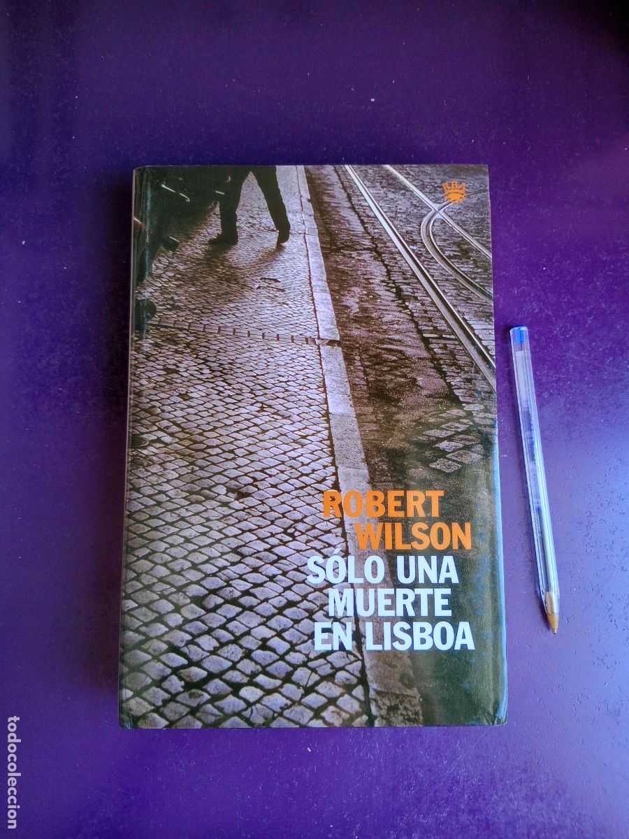 Livros em segunda m&atilde;o: SOLO UNA MUERTE EN LISBOA - ROBERT WILSON RBA 1&ordf; ED 2002