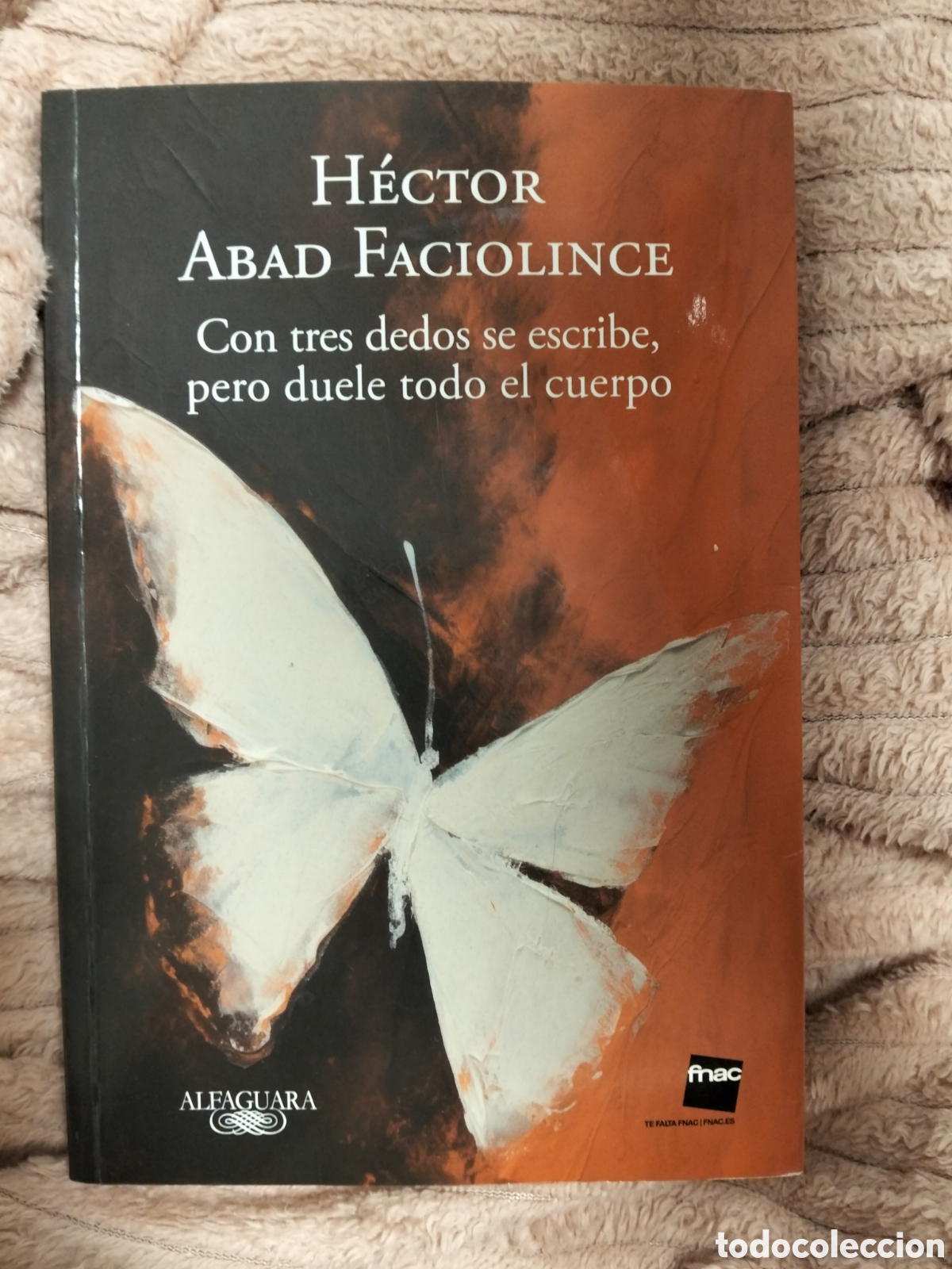 Libros de segunda mano: Con tres dedos se escribe, pero duele todo el cuerpo. H&eacute;ctor abad falciolince