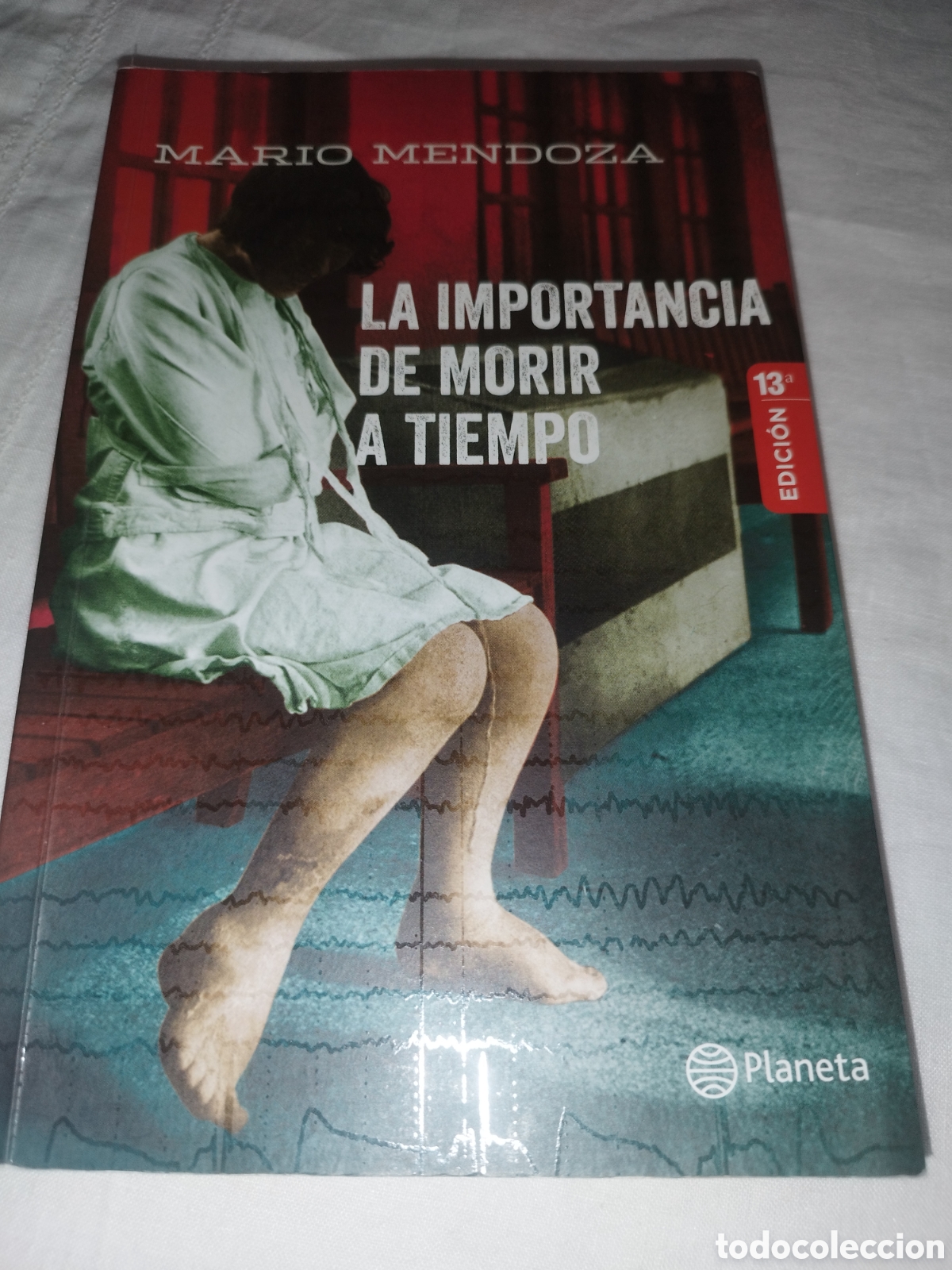 Libros de segunda mano: MARIO MENDOZA: LA IMPORTANCIA DE MORIR A TIEMPO. ED. PLANETA, 2021.