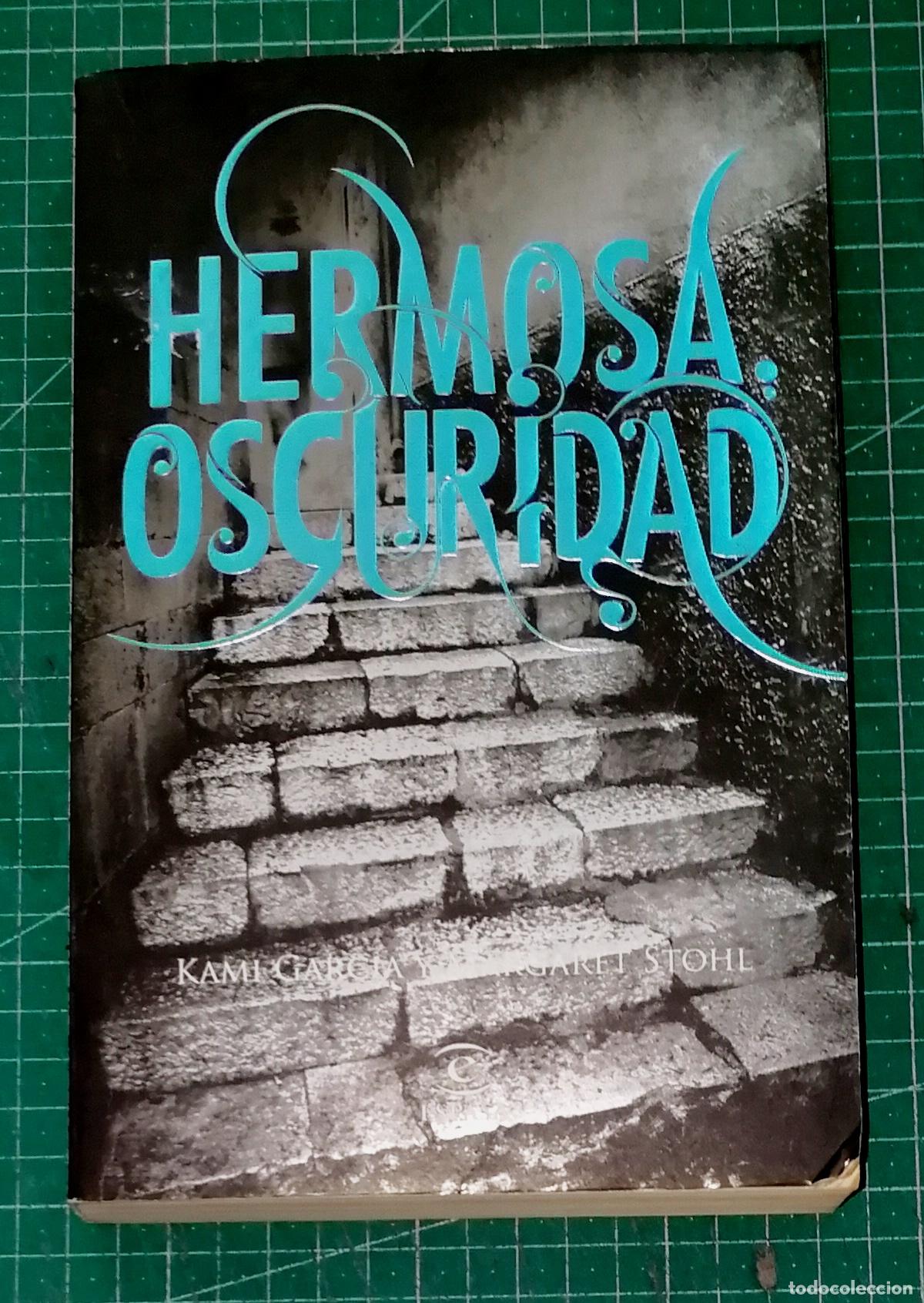 Libros de segunda mano: HERMOSA OSCURIDAD (Espasa Narrativa) / Kami Garc&iacute;a y Margaret Stohl. - Espasa Libros, 2010