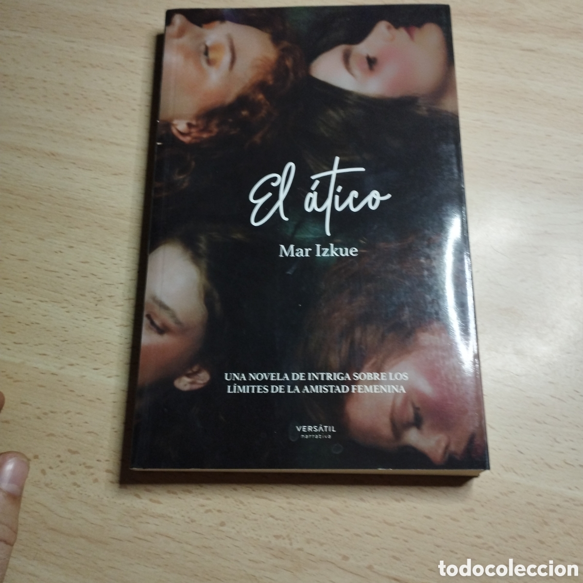 Libros de segunda mano: El &aacute;tico. Mar Izkue. 2021. Vers&aacute;til 1&ordf; Edici&oacute;n