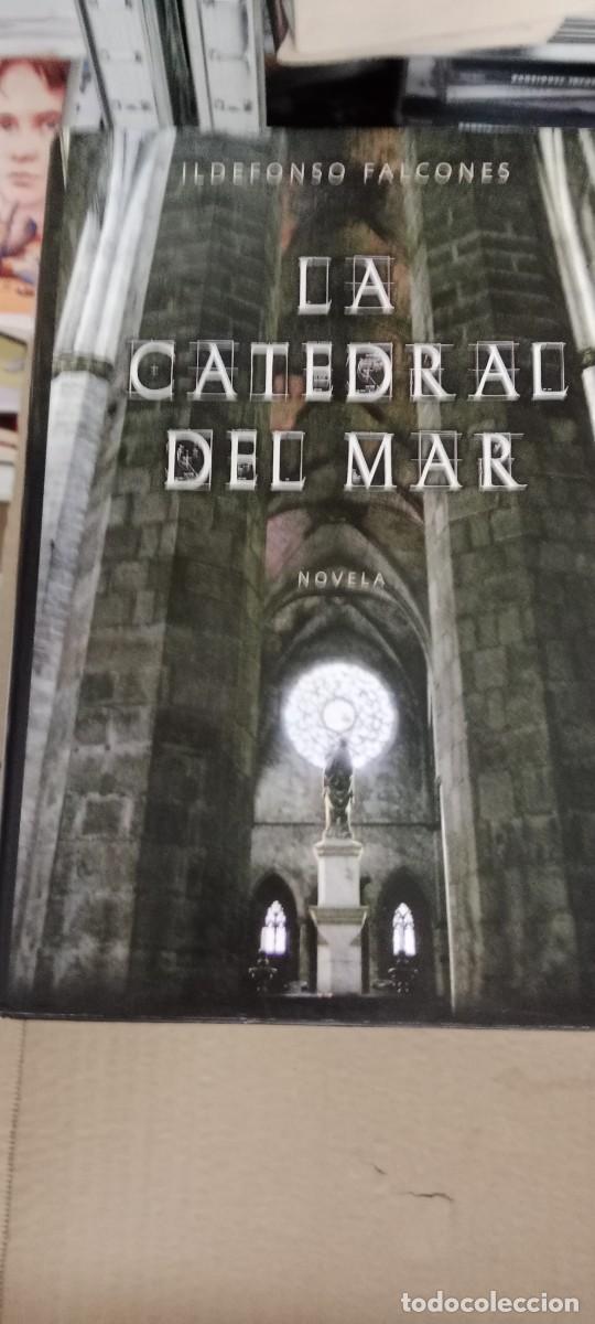Libros de segunda mano: LA CATEDRAL DEL MAR. IDELFONSO FALCONES LIBRO GG-AUR