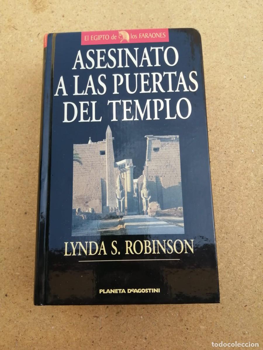 Libros de segunda mano: ASESINATO A LAS PUERTAS DEL TEMPLO (LYNDA S. ROBINSON)