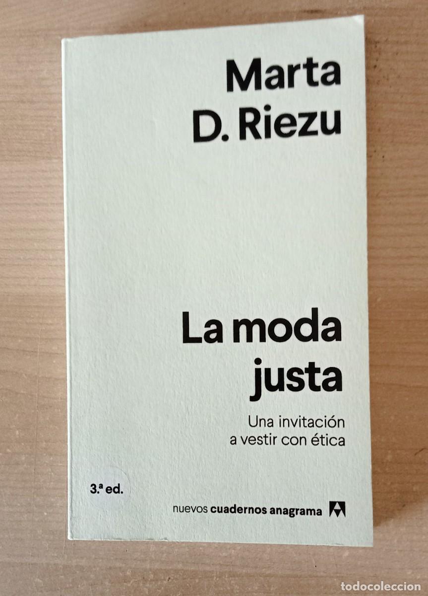 Libros de segunda mano: LA MODA JUSTA. una invitacion a vestir con etica.. Marta D. Riezu. Anagrama