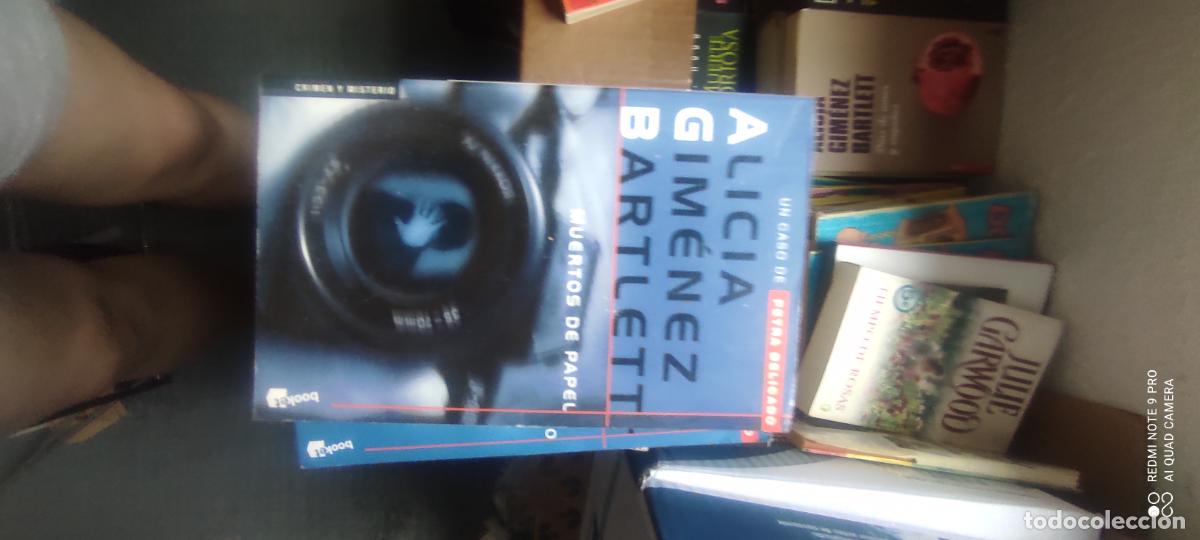 Libros de segunda mano: ALICIA GIMENEZ BARTLETT MUERTOS DE PAPEL