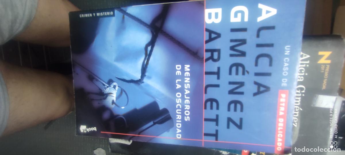 Libros de segunda mano: Mensajeros en la oscuridad - Gim&eacute;nez Bartlett, Alicia