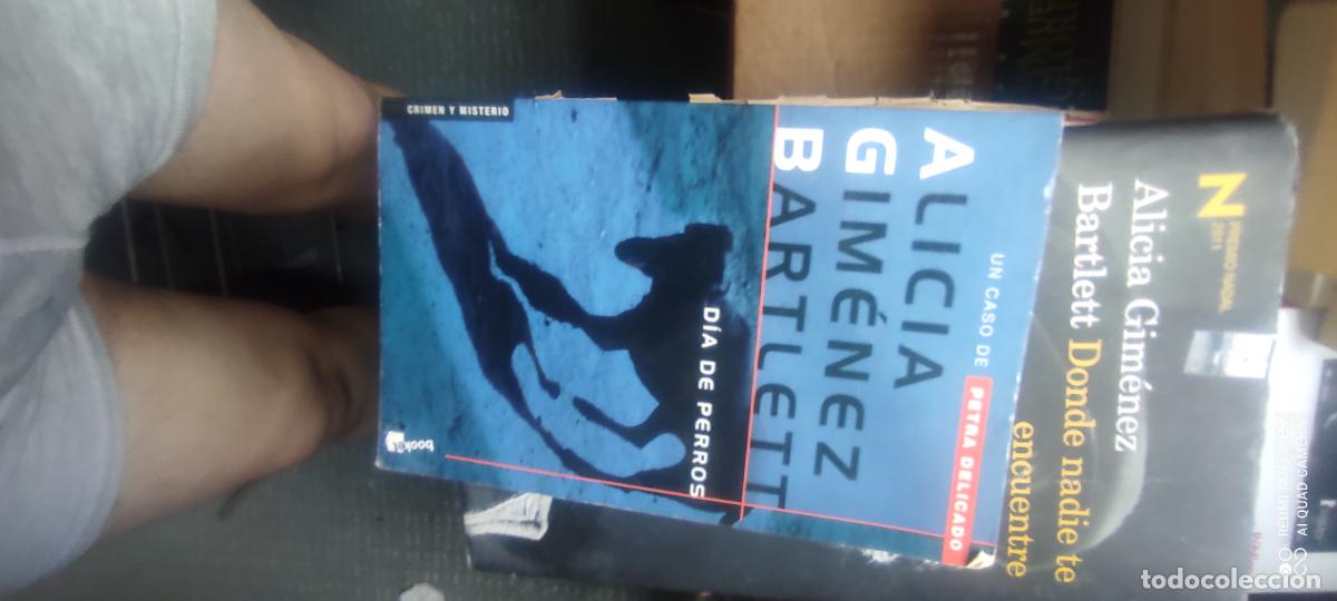 Libros de segunda mano: D&iacute;a de perros - Gim&eacute;nez Bartlett, Alicia: