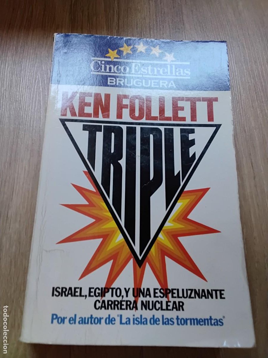 Libros de segunda mano: TRIPLE. KEN FOLLETT CINCO ESTRELLAS BRUGUERA. ISRAEL, EGIPTO Y UNA ESPELUCNANTE CARRERA NUCLEAR 1981