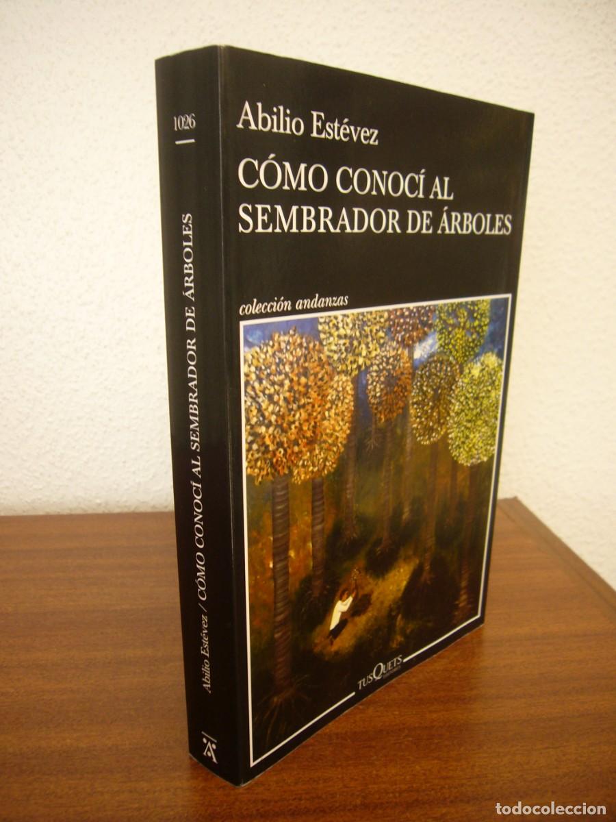 Libros de segunda mano: ABILIO EST&Eacute;VEZ: C&Oacute;MO CONOC&Iacute; AL SEMBRADOR DE &Aacute;RBOLES (TUSQUETS, 2022) EXCELENTE ESTADO. RARO.