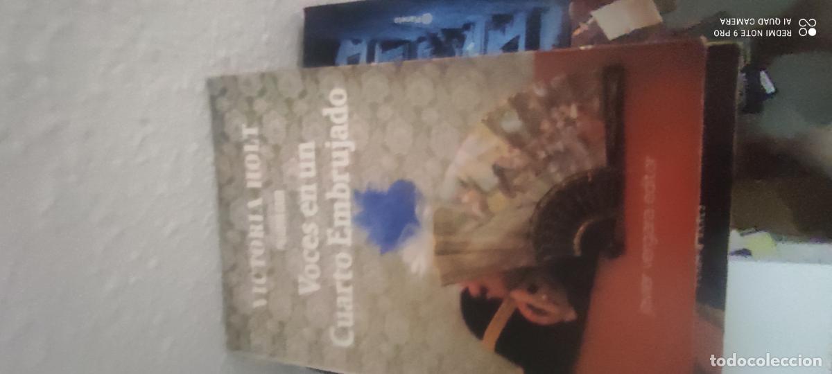 Libros de segunda mano: VOCES EN UN CUARTO EMBRUJADO &ndash; ED. JAVIER VERGARA EDITOR &ndash; 1985 &ndash; VICTORIA HOLT