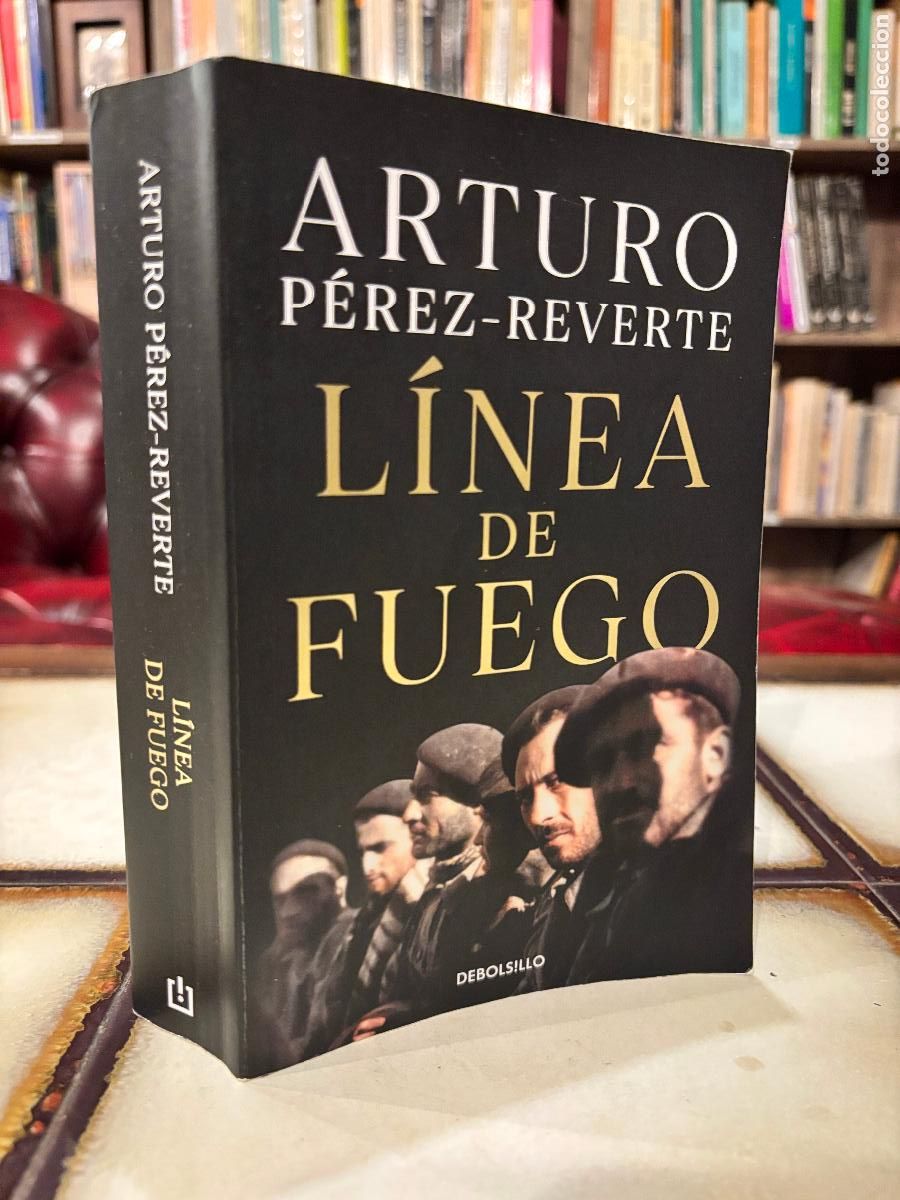 Libros de segunda mano: L&iacute;nea de fuego. Arturo P&eacute;rez-Reverte. PEDIDO M&Iacute;NIMO 5&euro;
