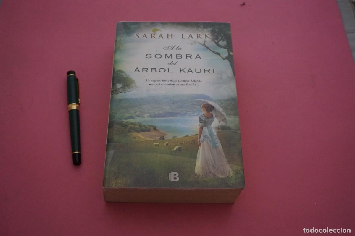 Libros de segunda mano: AMF-15I/ A LA SOMBRA DEL ARBOL KAURI - SARAH LARK / EDICIONES B