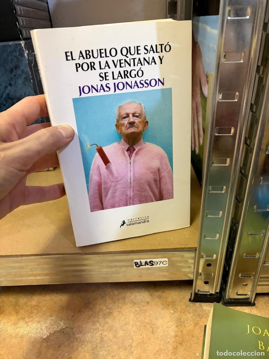 Libros de segunda mano: BLAS97C El abuelo que salt&oacute; por la ventana y se larg&oacute; &ndash; Jonas Jonasson &ndash; Salamandra.
