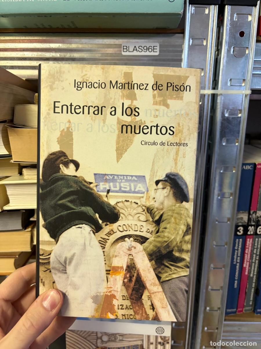 Libros de segunda mano: BLAS96E Enterrar a los muertos &ndash; Ignacio Mart&iacute;nez de Pis&oacute;n. C&iacute;rculo de Lectores.