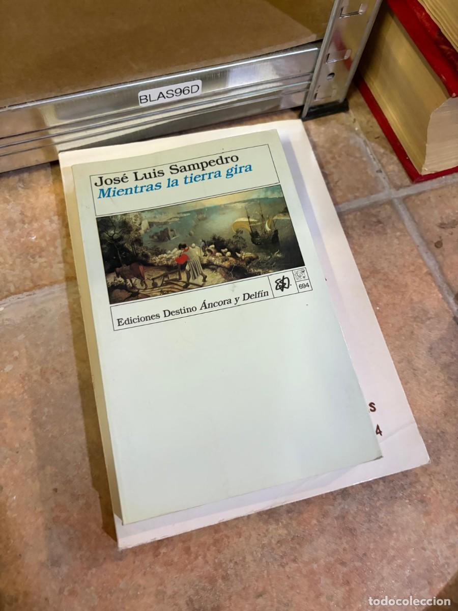 Libros de segunda mano: BLAS96D Jos&eacute; Luis Sampedro, Mientras la tierra gira. Ediciones Destino (Colecci&oacute;n &Aacute;ncora y Delf&iacute;n).