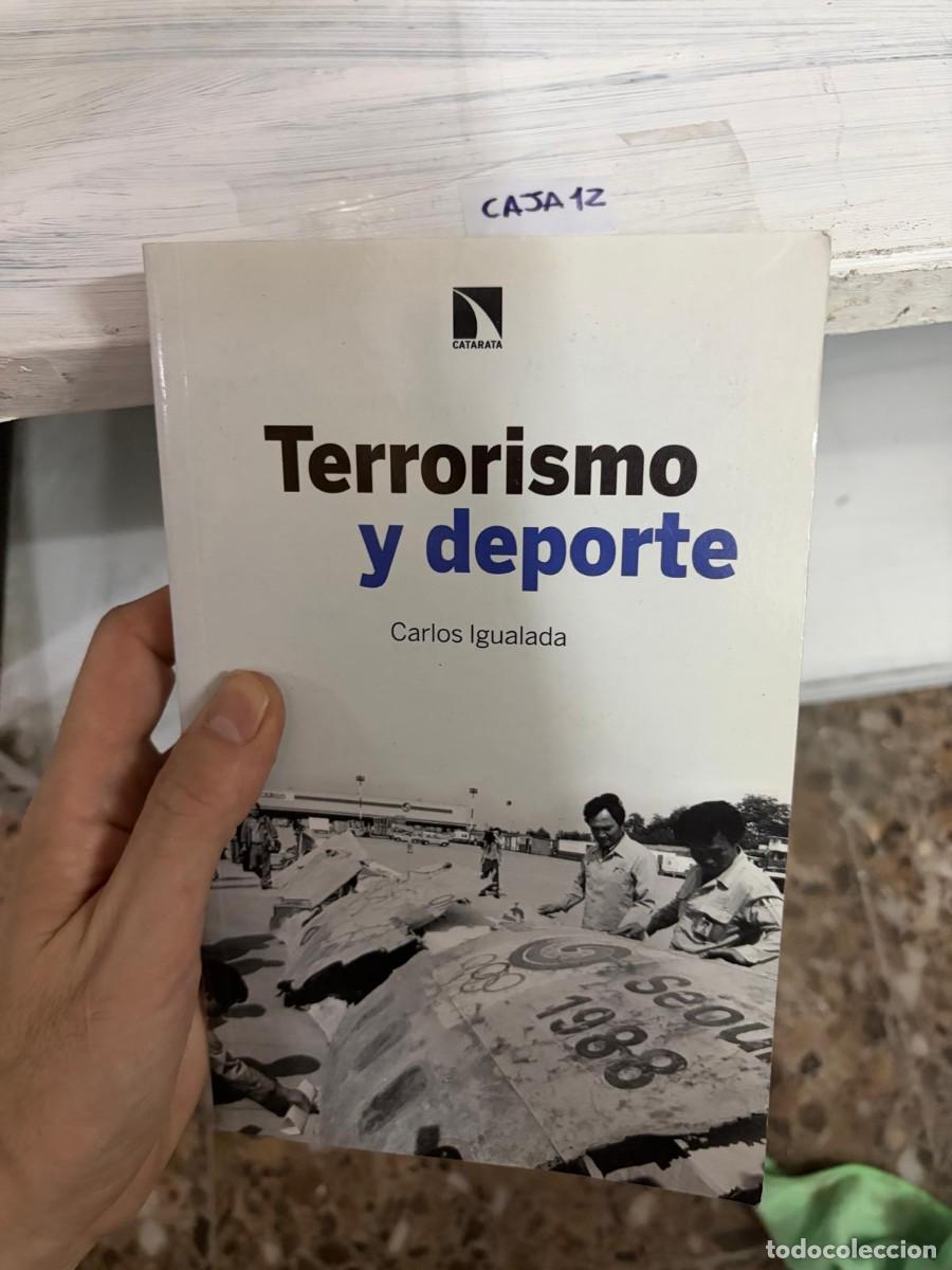 Libros de segunda mano: CAJA12 Terrorismo y deporte Carlos Igualada