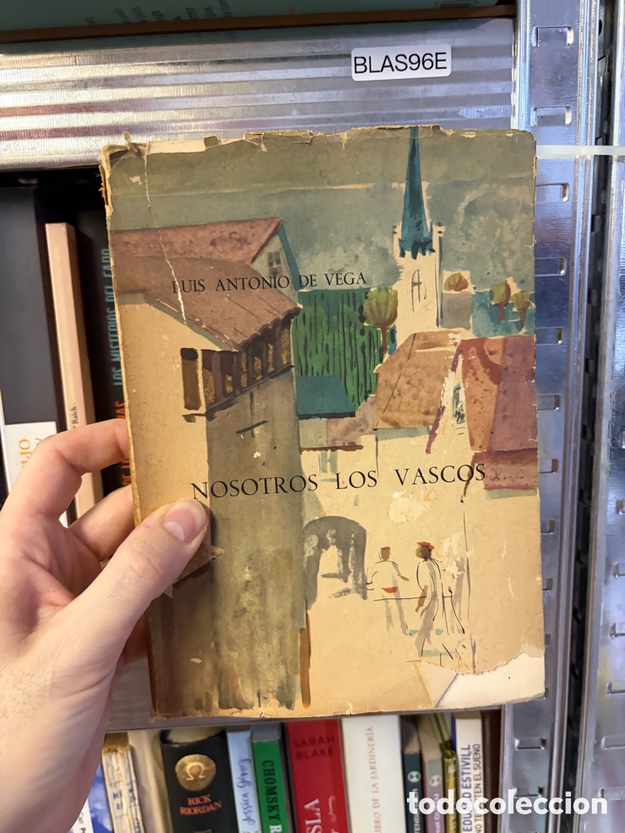 Libros de segunda mano: Blas96E Nosotros los vascos, Luis Antonio de Vega, portada algo rasgada, dedicado por el autor