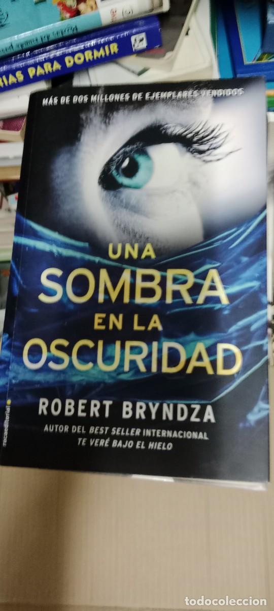 Libri di seconda mano: Una sombra en la oscuridad (Serie Erika Foster 2) - Bryndza, Robert LIBRO GG-BGA